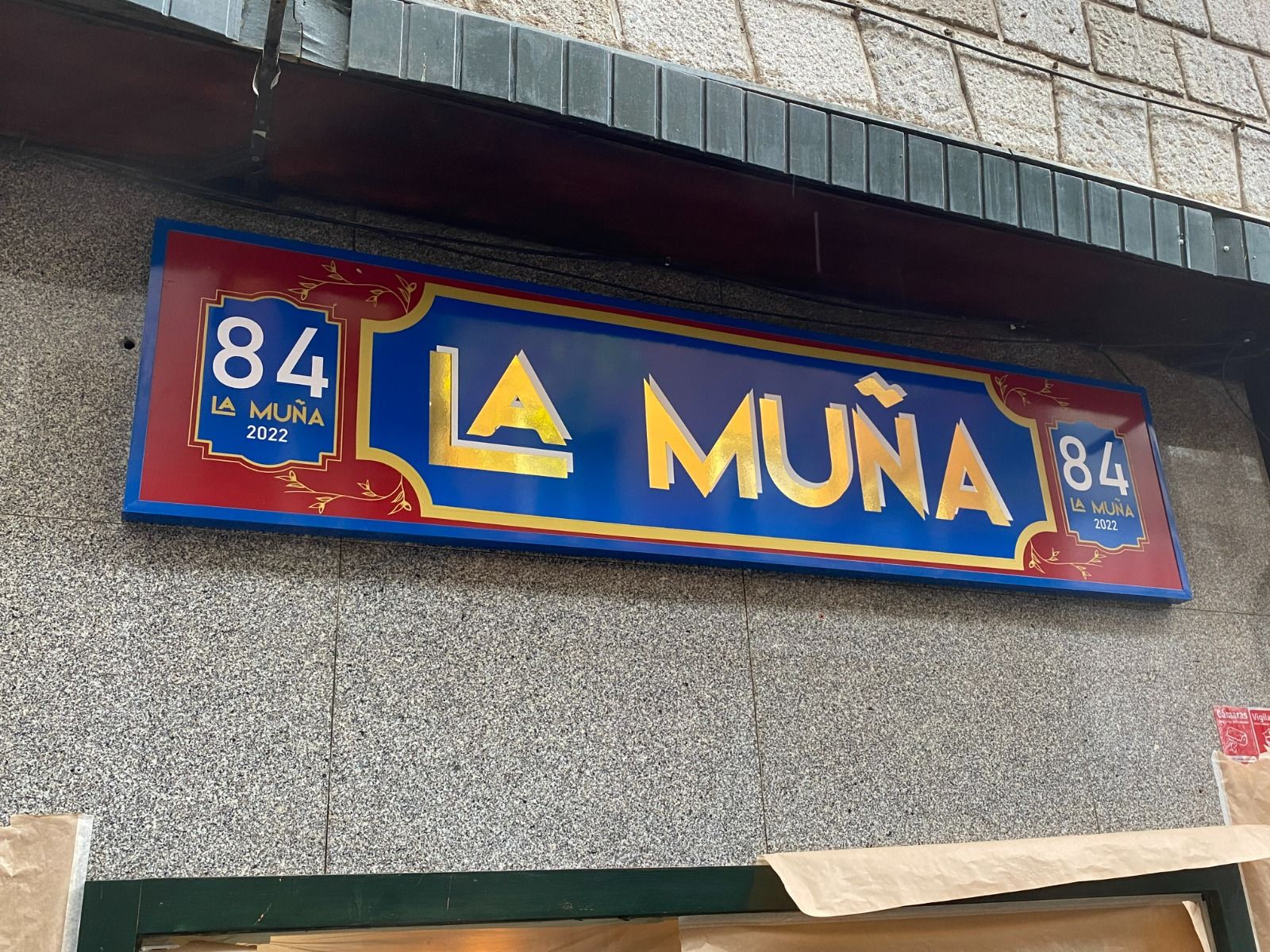 cartel-enmarcado-la-muña banderola luminosa en forma cuadrada para negocio o empresa.