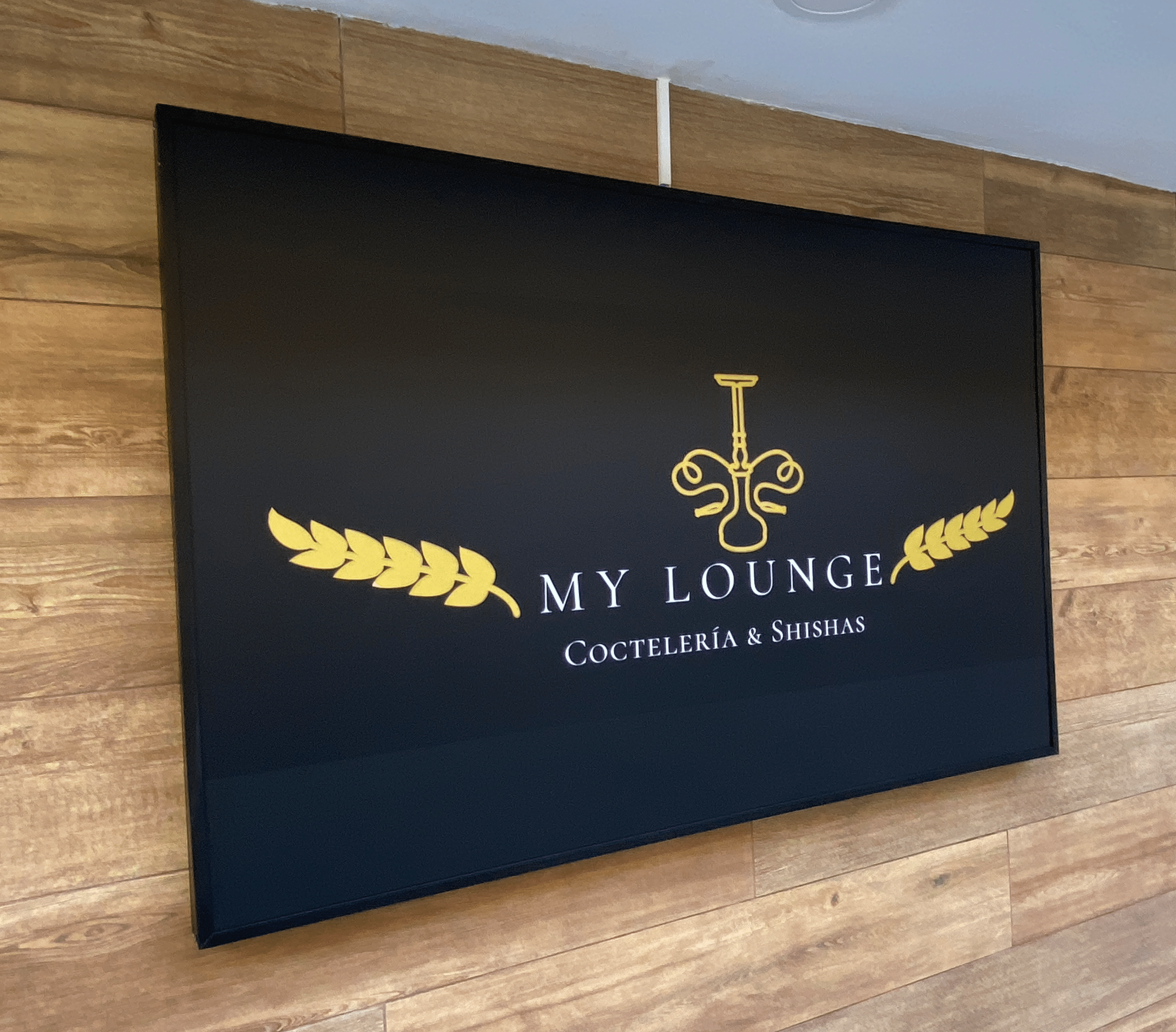 my-lounge-cartel-enmarcado rotulo luminoso para pastelería en Madrid